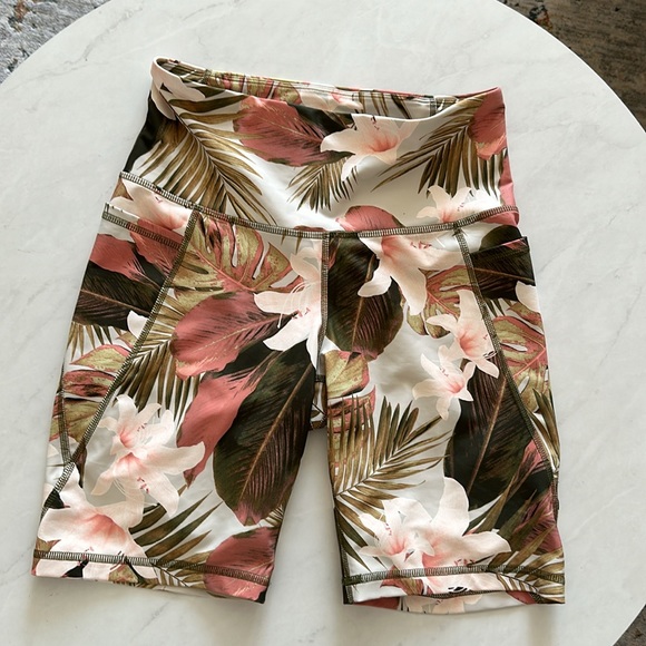 Old Navy Active EUC Align Type Shorts with pockets - Picture 7 of 7